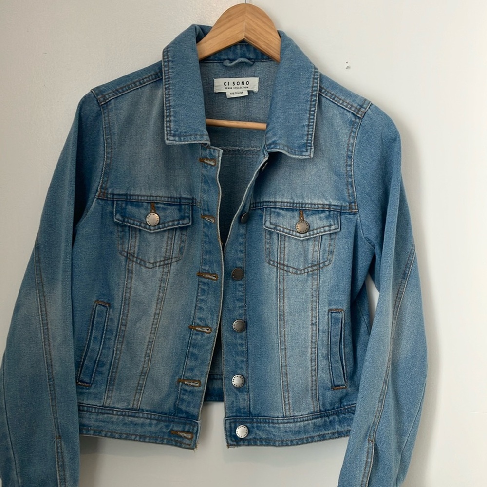 Preowned women’s Ci Sono denim collection Jean jacket. Size medium